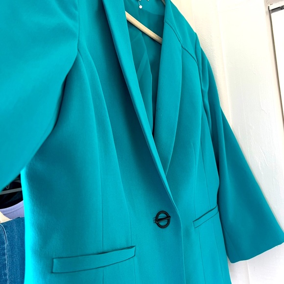 Women’s upscale Business Blazer - Picture 2 of 4